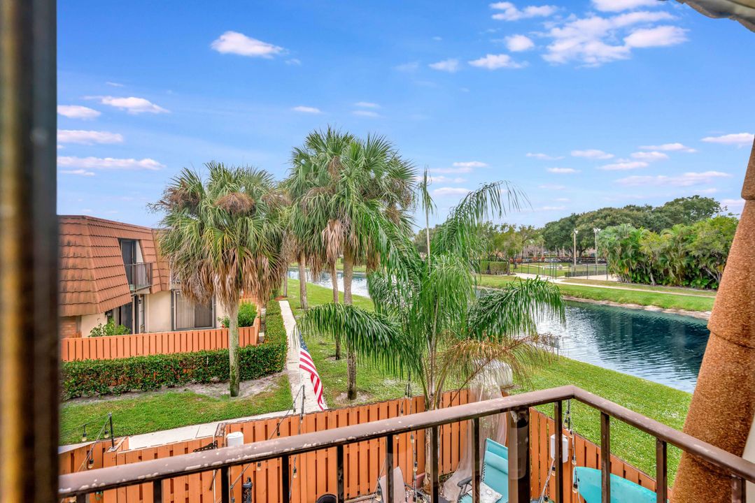 For Sale: $319,900 (2 beds, 2 baths, 1236 Square Feet)