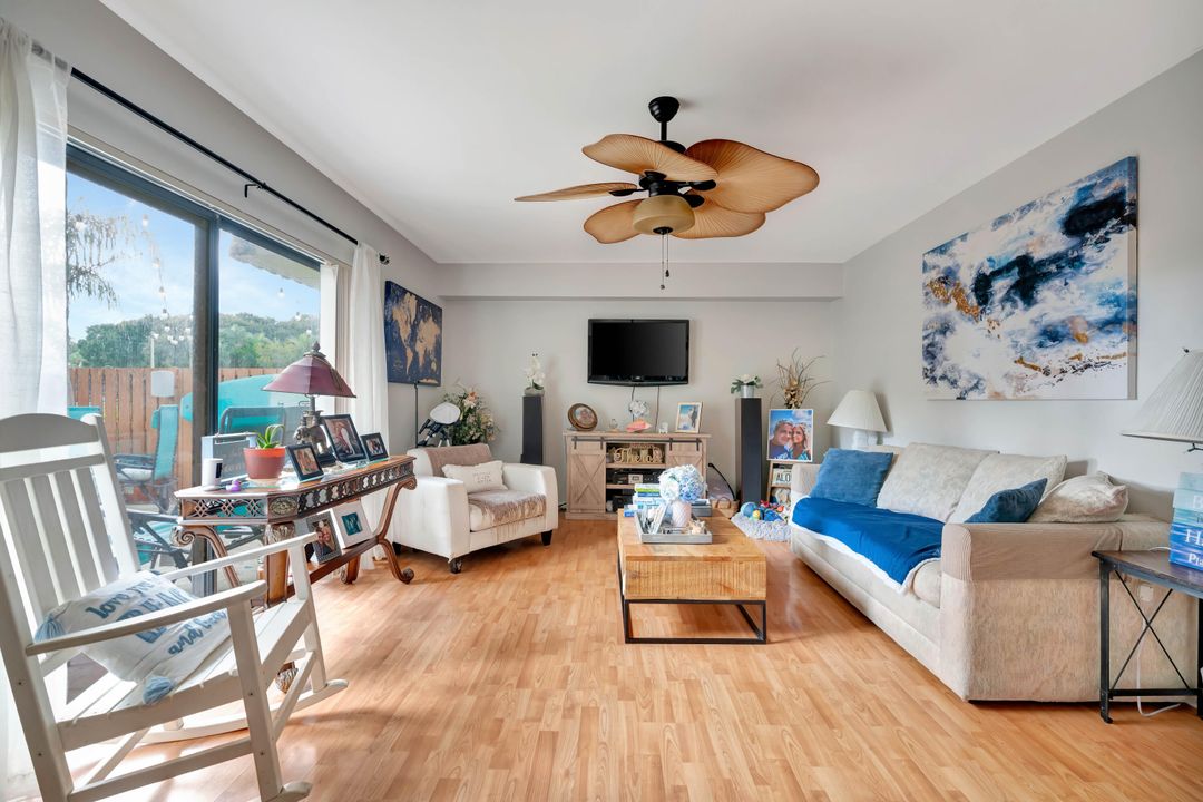 For Sale: $319,900 (2 beds, 2 baths, 1236 Square Feet)