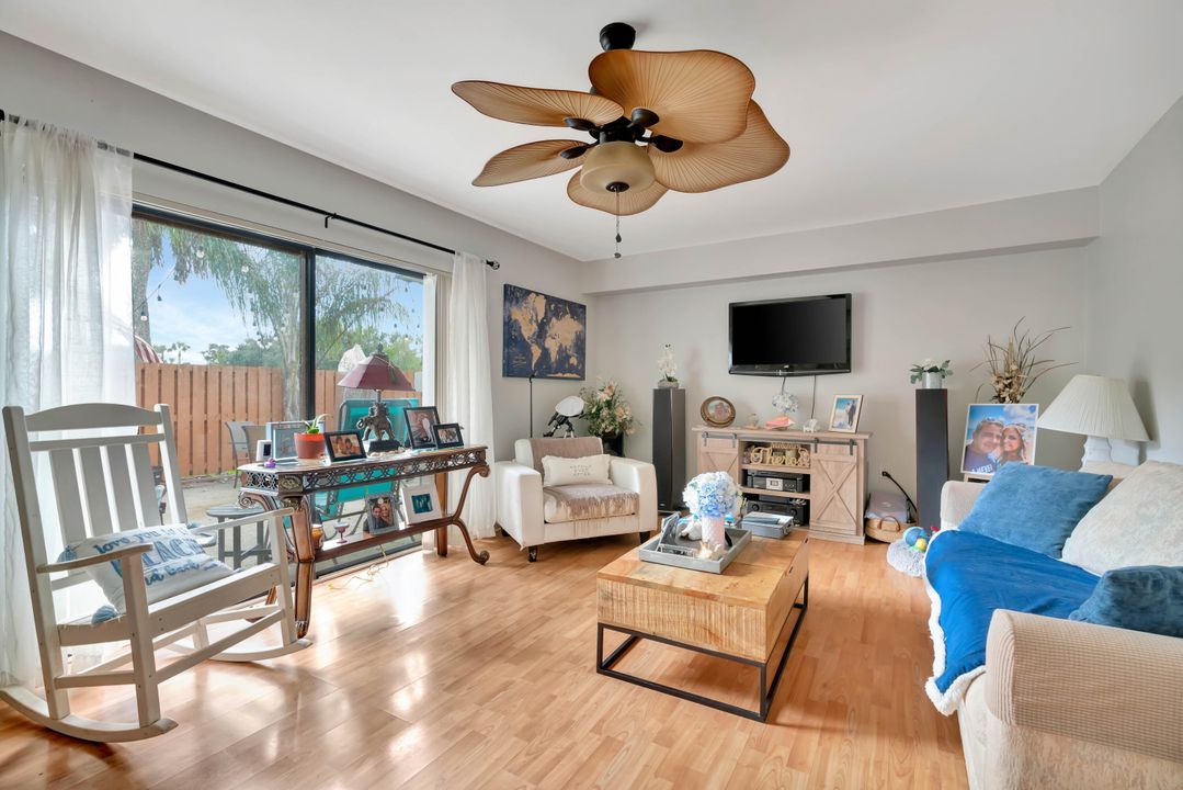 For Sale: $319,900 (2 beds, 2 baths, 1236 Square Feet)