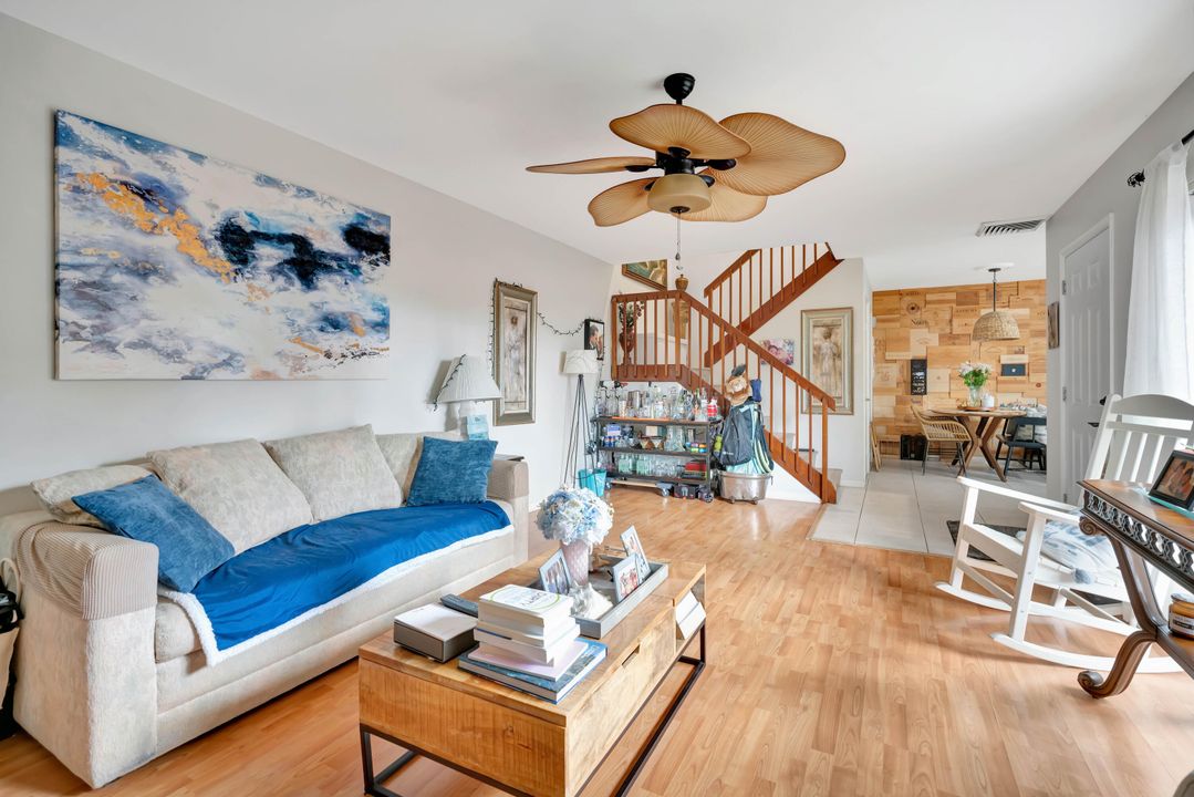 For Sale: $319,900 (2 beds, 2 baths, 1236 Square Feet)