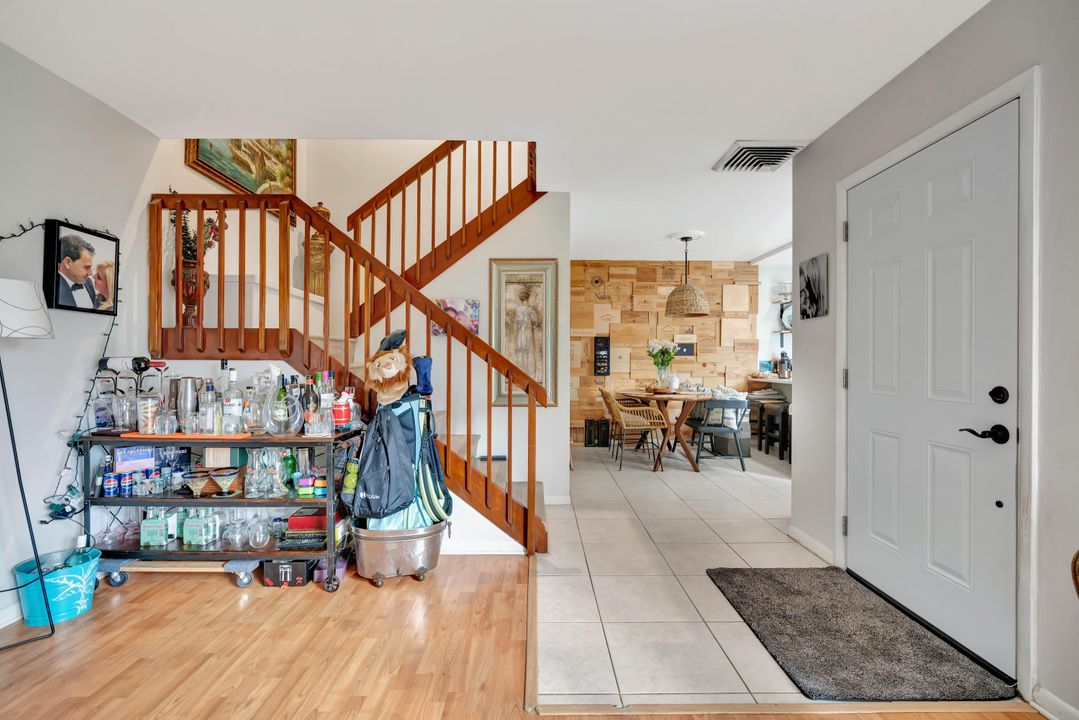 For Sale: $319,900 (2 beds, 2 baths, 1236 Square Feet)