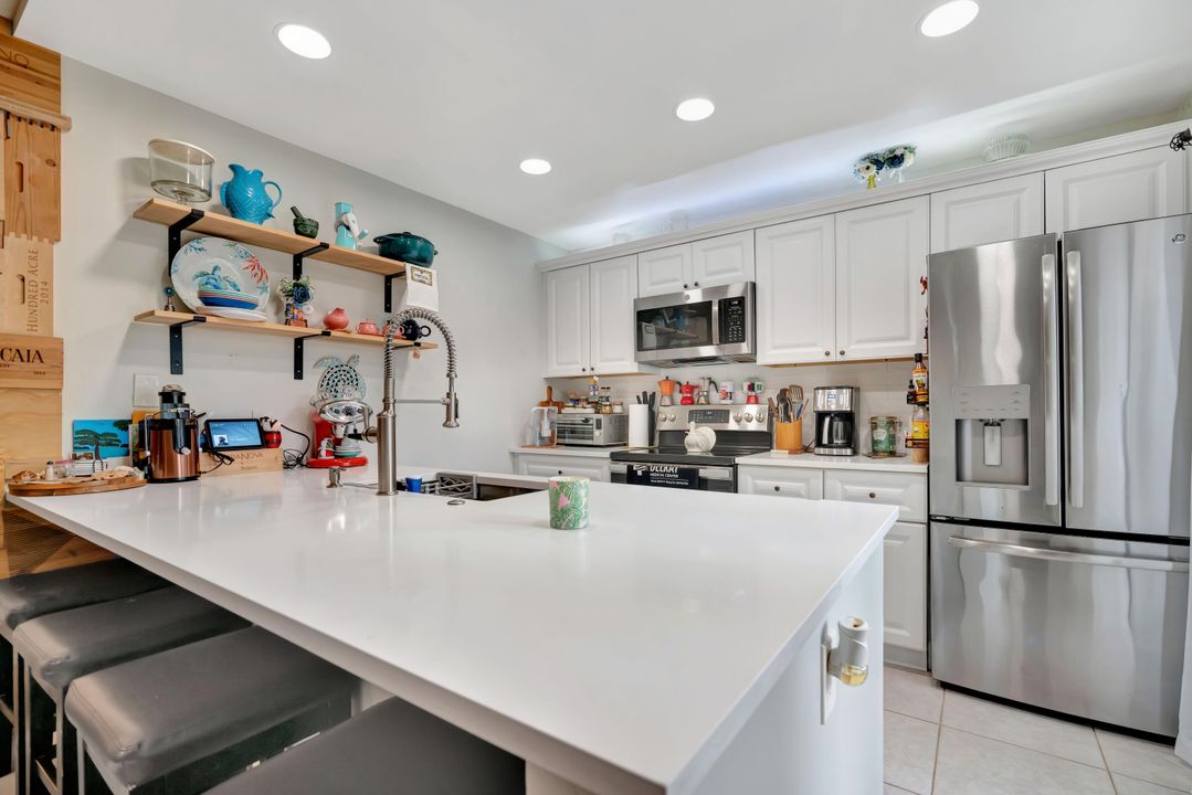 For Sale: $319,900 (2 beds, 2 baths, 1236 Square Feet)