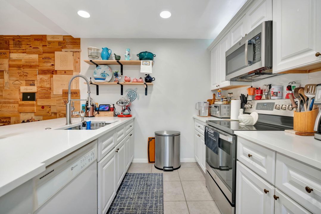 For Sale: $319,900 (2 beds, 2 baths, 1236 Square Feet)