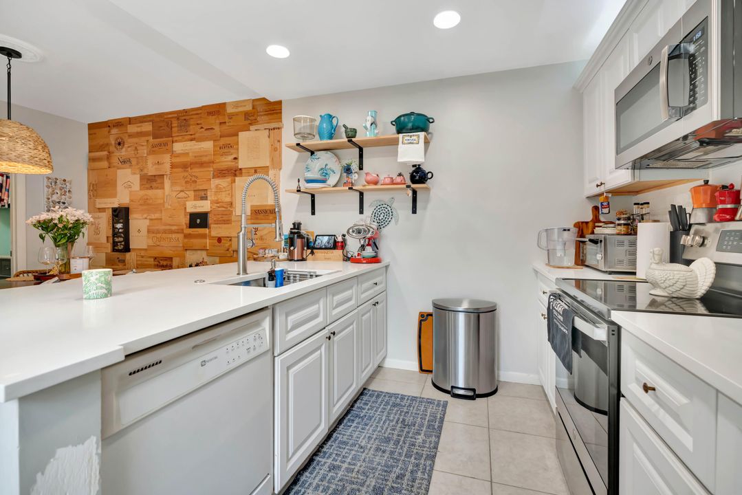For Sale: $319,900 (2 beds, 2 baths, 1236 Square Feet)