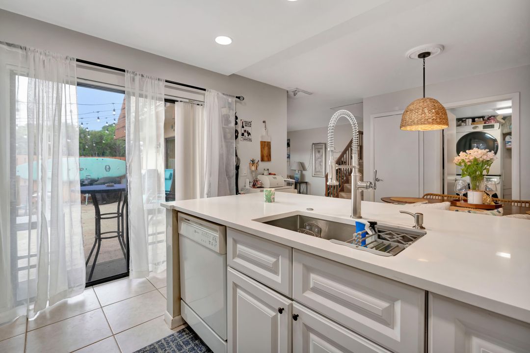 For Sale: $319,900 (2 beds, 2 baths, 1236 Square Feet)