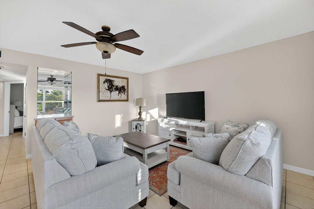 Под контрактом: $165,000 (2 спален, 2 ванн, 992 Квадратных фут)