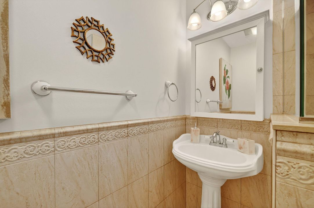 Под контрактом: $165,000 (2 спален, 2 ванн, 992 Квадратных фут)