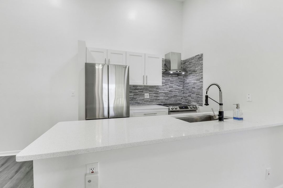 На продажу: $303,000 (2 спален, 2 ванн, 860 Квадратных фут)