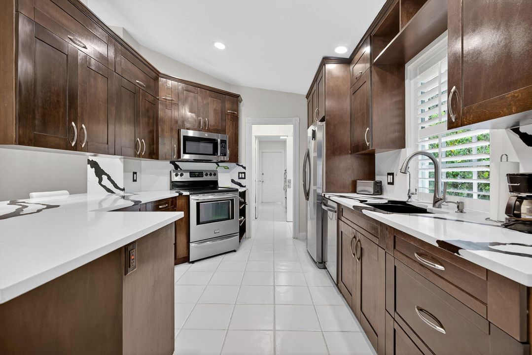For Sale: $470,000 (2 beds, 2 baths, 1610 Square Feet)