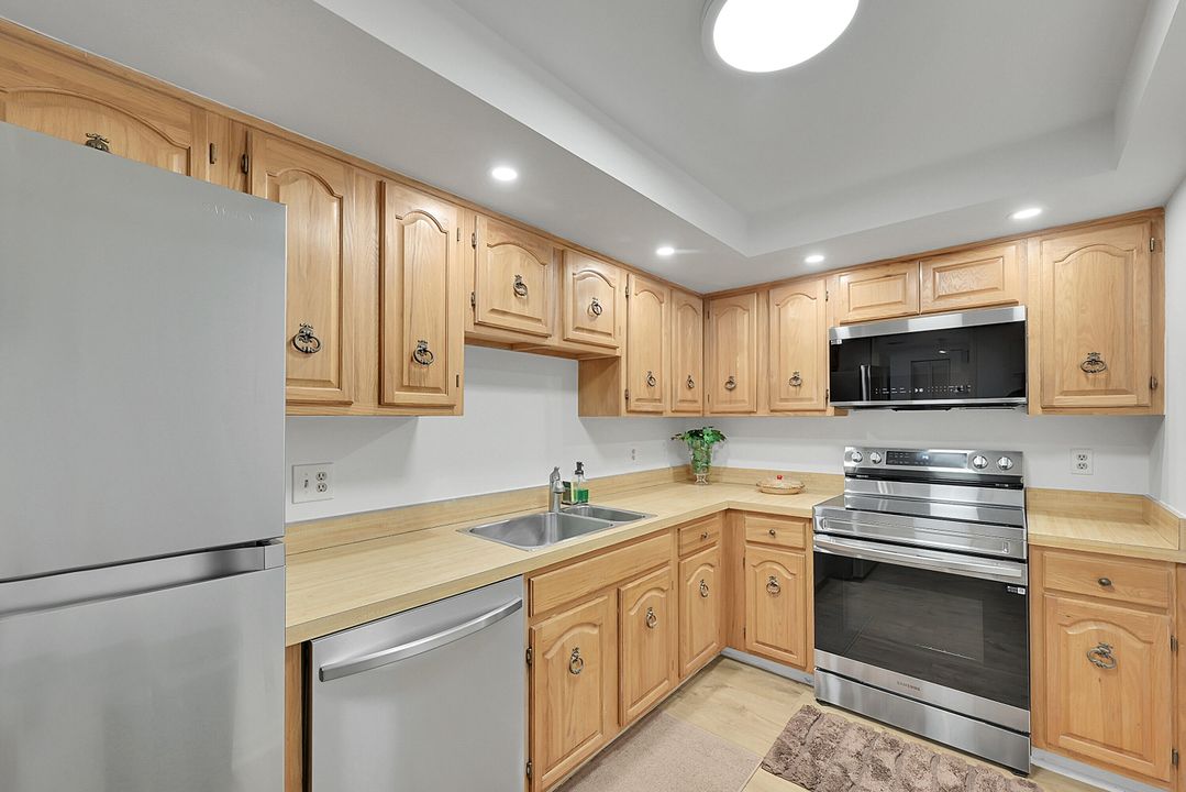 For Rent: $2,750 (2 beds, 2 baths, 1050 Square Feet)