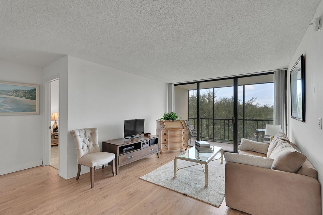 For Rent: $2,750 (2 beds, 2 baths, 1050 Square Feet)