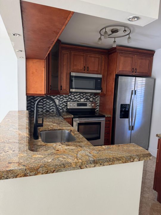 For Rent: $2,500 (2 beds, 2 baths, 961 Square Feet)