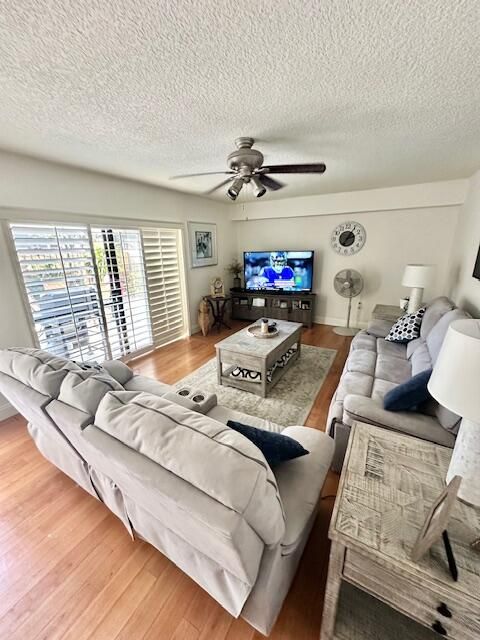 На продажу: $257,000 (2 спален, 2 ванн, 1236 Квадратных фут)