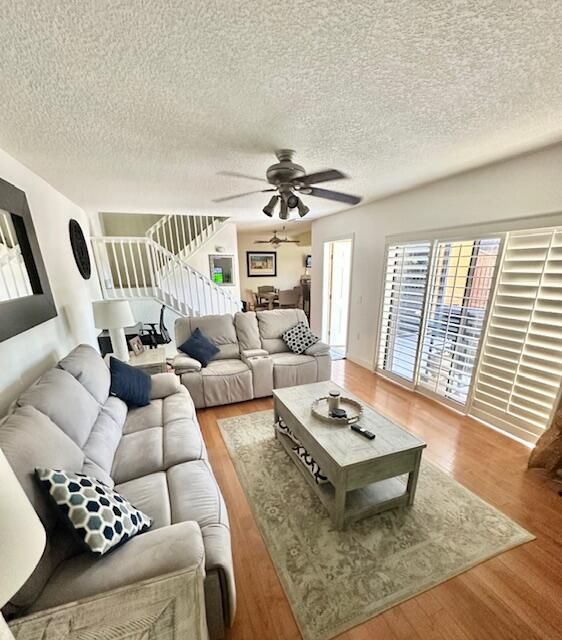 На продажу: $257,000 (2 спален, 2 ванн, 1236 Квадратных фут)