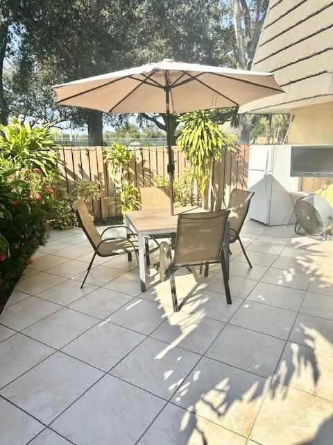 На продажу: $257,000 (2 спален, 2 ванн, 1236 Квадратных фут)