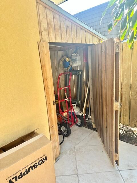 На продажу: $257,000 (2 спален, 2 ванн, 1236 Квадратных фут)