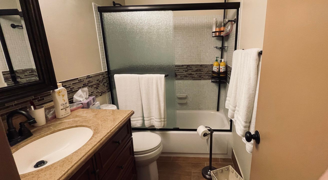 出租: $1,250 (1 贝兹, 1 浴室, 702 平方英尺)