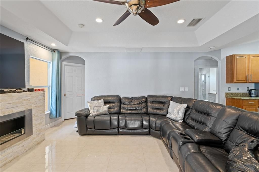 For Sale: $484,900 (4 beds, 2 baths, 1998 Square Feet)