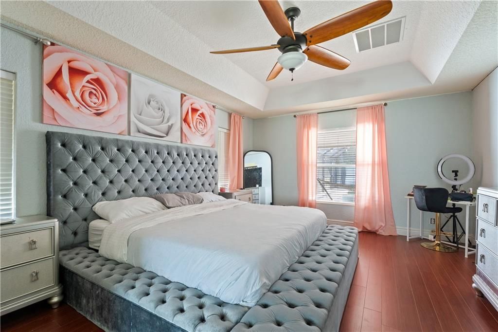 For Sale: $484,900 (4 beds, 2 baths, 1998 Square Feet)