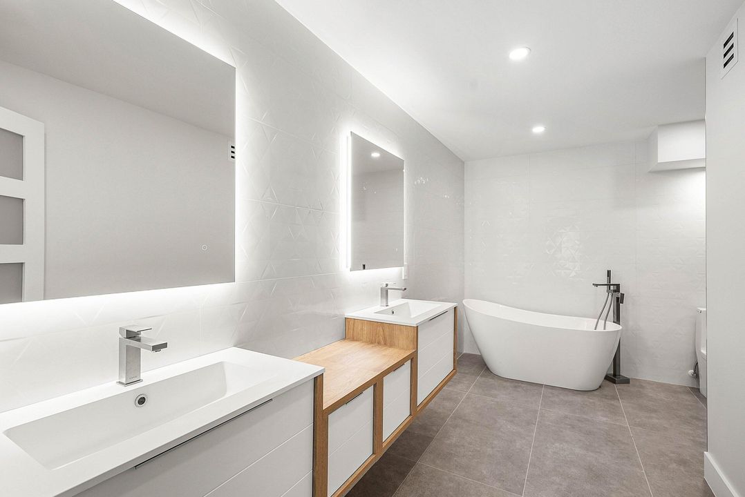 For Sale: $760,000 (3 beds, 2 baths, 1958 Square Feet)