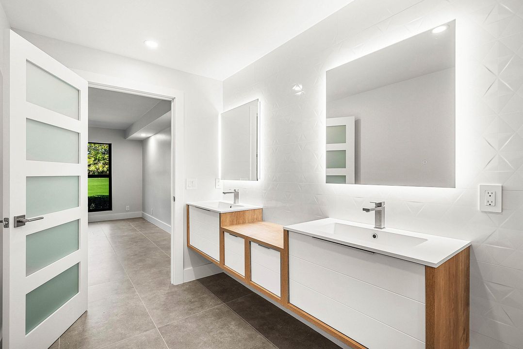 For Sale: $760,000 (3 beds, 2 baths, 1958 Square Feet)