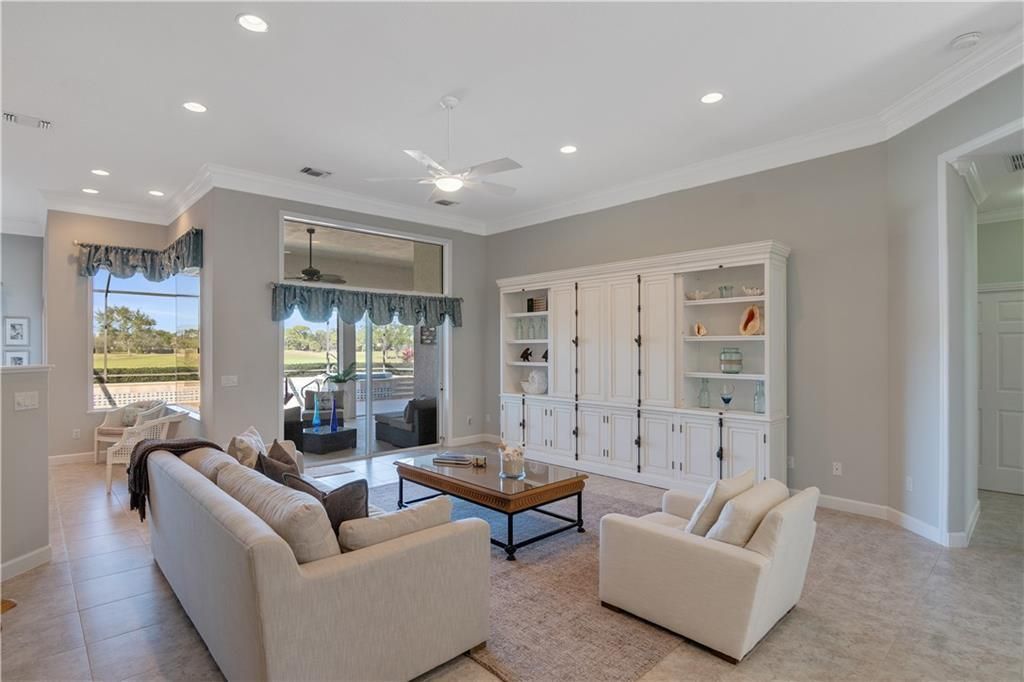 For Sale: $800,000 (4 beds, 3 baths, 3043 Square Feet)