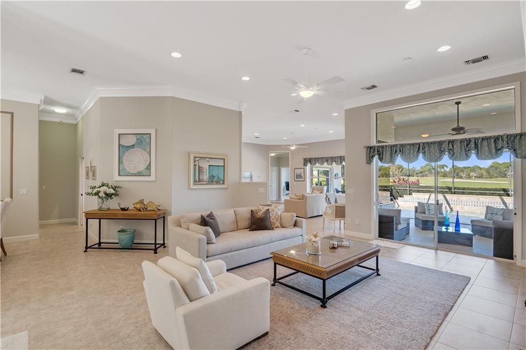 For Sale: $800,000 (4 beds, 3 baths, 3043 Square Feet)