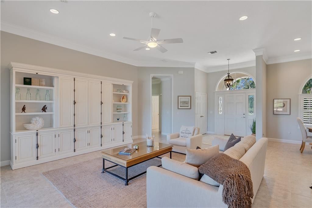 For Sale: $800,000 (4 beds, 3 baths, 3043 Square Feet)