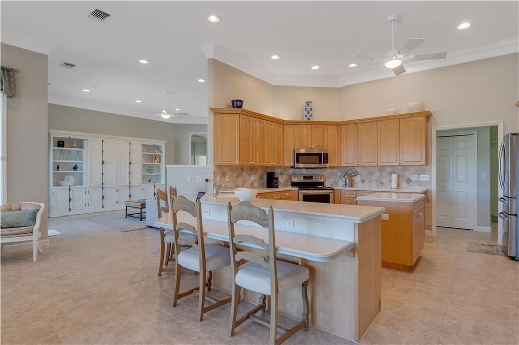 For Sale: $800,000 (4 beds, 3 baths, 3043 Square Feet)