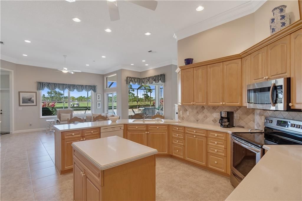 For Sale: $800,000 (4 beds, 3 baths, 3043 Square Feet)