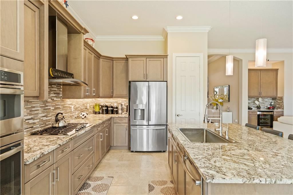 For Sale: $919,000 (3 beds, 2 baths, 2618 Square Feet)