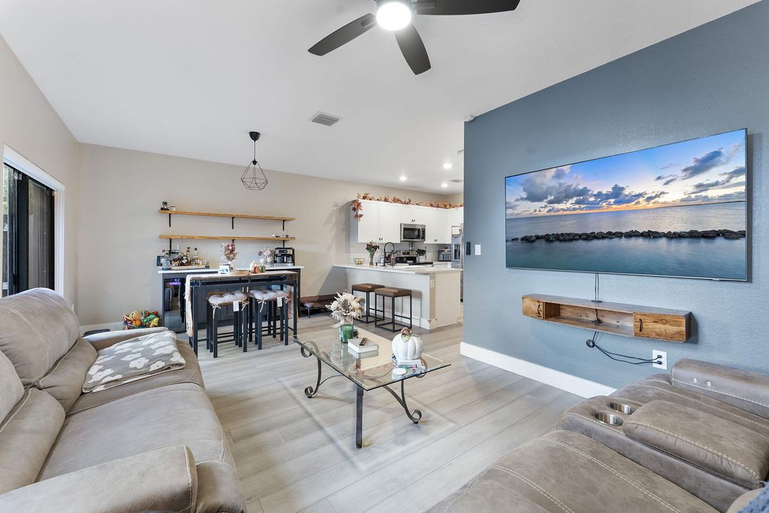 For Sale: $465,000 (3 beds, 2 baths, 1642 Square Feet)