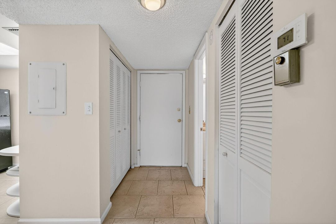 待售: $209,000 (1 贝兹, 1 浴室, 885 平方英尺)