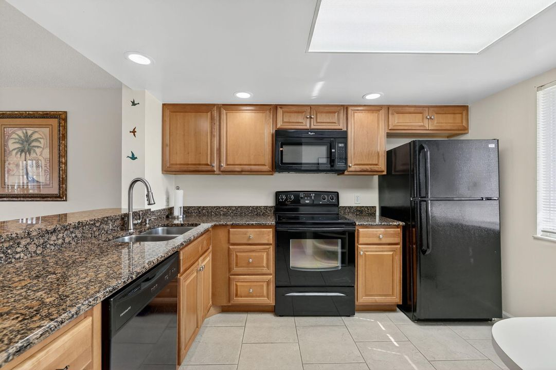 待售: $209,000 (1 贝兹, 1 浴室, 885 平方英尺)