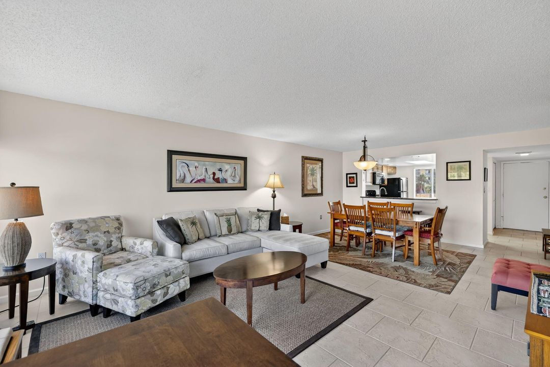 待售: $209,000 (1 贝兹, 1 浴室, 885 平方英尺)