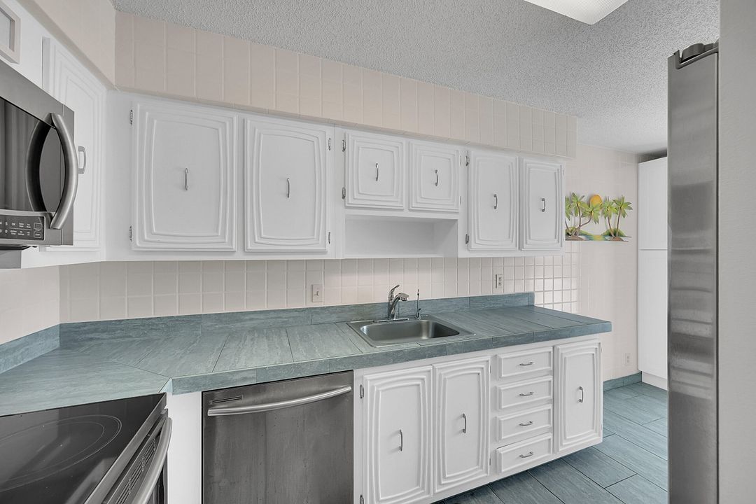 На продажу: $299,900 (2 спален, 2 ванн, 1097 Квадратных фут)