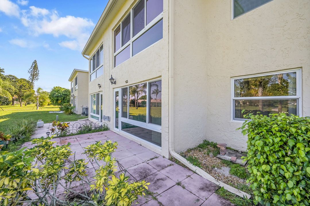 На продажу: $299,900 (2 спален, 2 ванн, 1097 Квадратных фут)