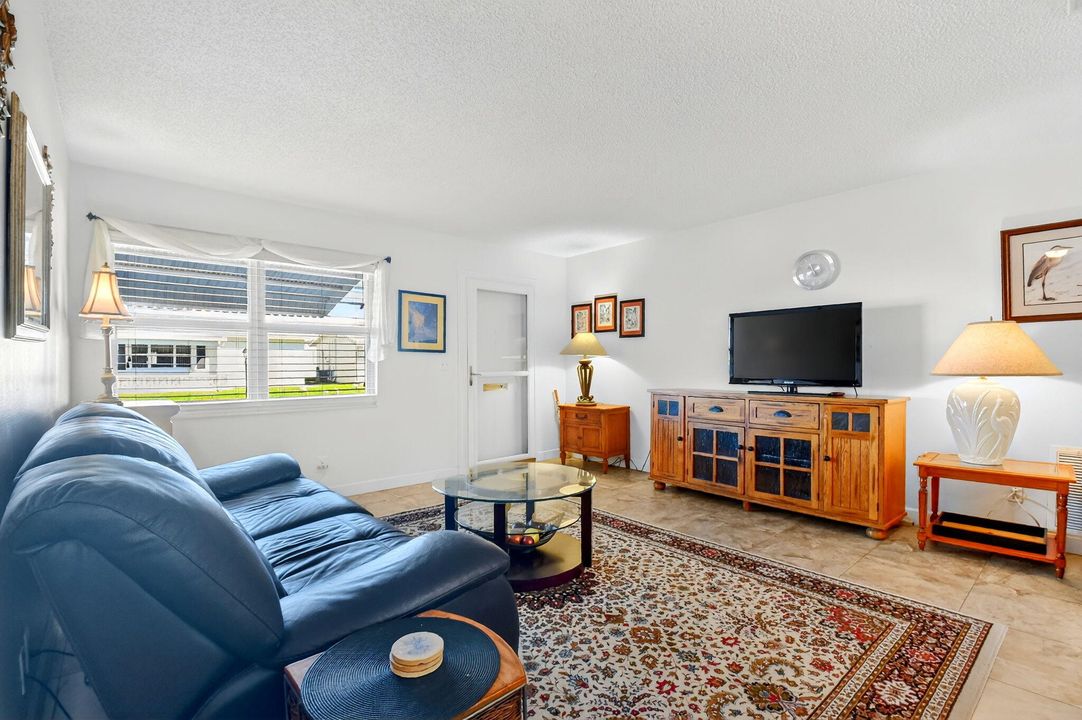 For Sale: $345,000 (2 beds, 2 baths, 1317 Square Feet)