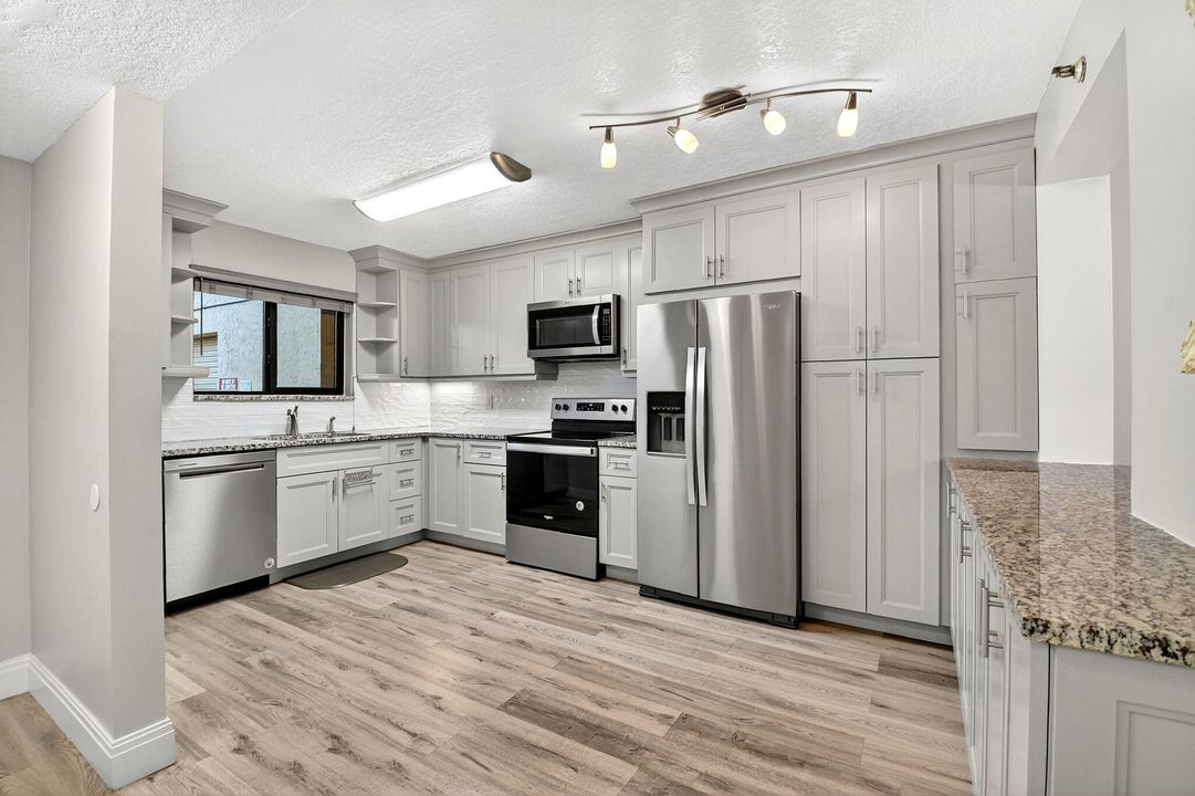 For Sale: $149,900 (2 beds, 2 baths, 1200 Square Feet)