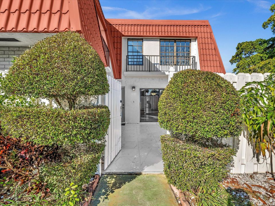 For Sale: $400,000 (3 beds, 2 baths, 1810 Square Feet)