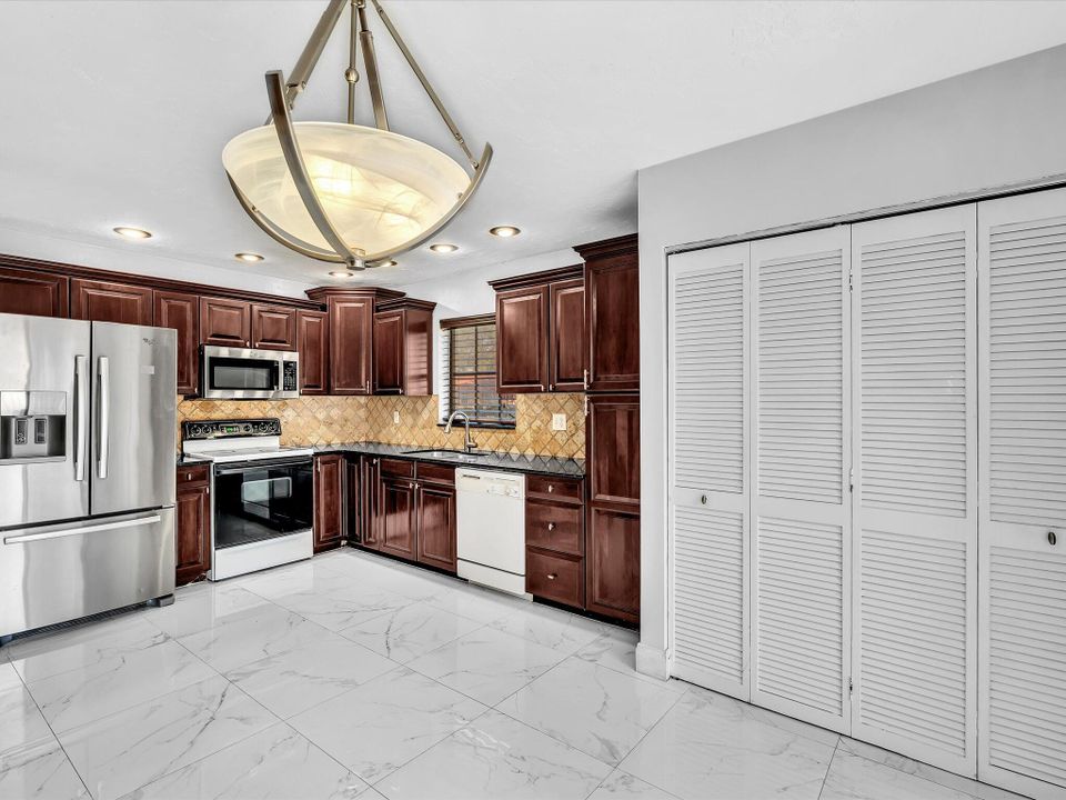 For Sale: $400,000 (3 beds, 2 baths, 1810 Square Feet)