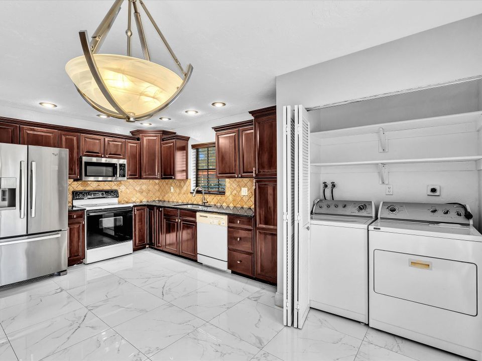 For Sale: $400,000 (3 beds, 2 baths, 1810 Square Feet)