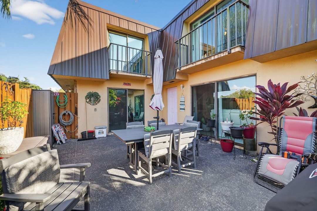 На продажу: $324,900 (2 спален, 2 ванн, 1288 Квадратных фут)