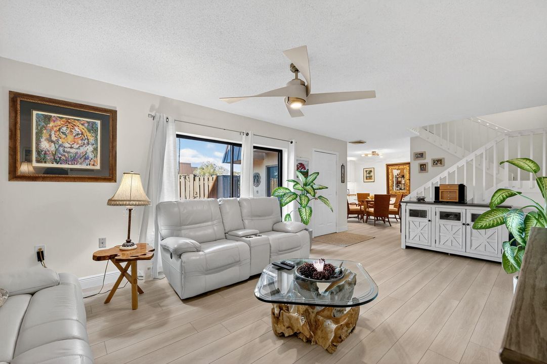 На продажу: $324,900 (2 спален, 2 ванн, 1288 Квадратных фут)