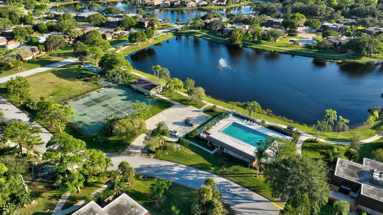 На продажу: $324,900 (2 спален, 2 ванн, 1288 Квадратных фут)