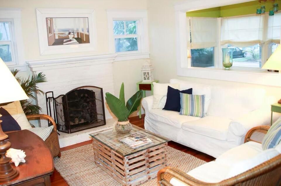 For Sale: $985,000 (3 beds, 2 baths, 1745 Square Feet)