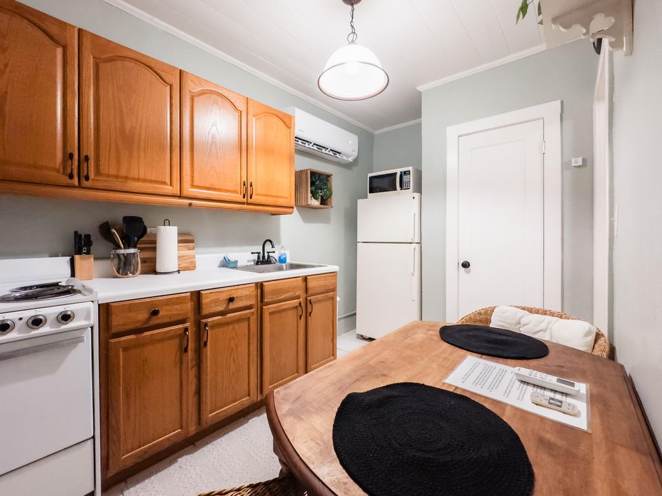 For Sale: $985,000 (3 beds, 2 baths, 1745 Square Feet)