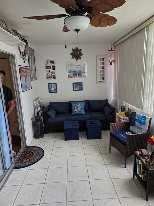 待售: $109,900 (1 贝兹, 1 浴室, 702 平方英尺)