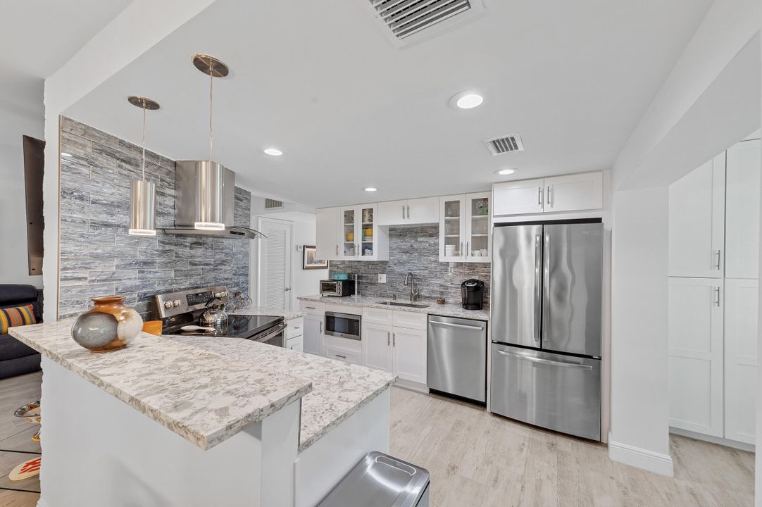 For Sale: $249,900 (2 beds, 2 baths, 1044 Square Feet)