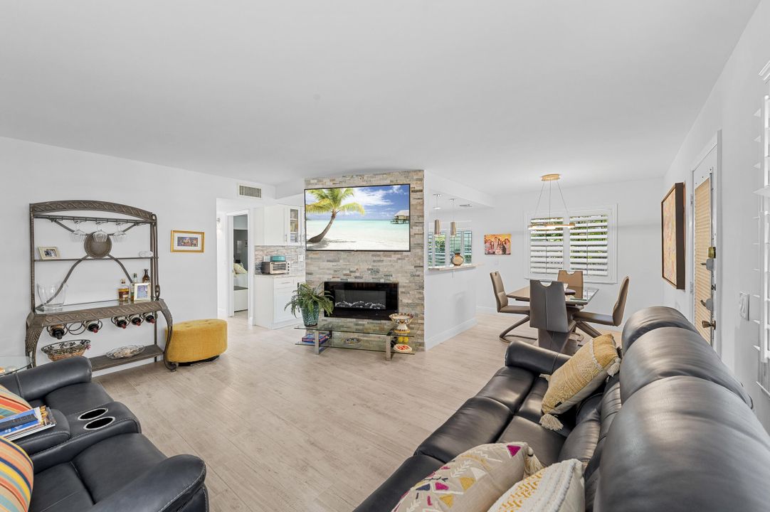 For Sale: $249,900 (2 beds, 2 baths, 1044 Square Feet)